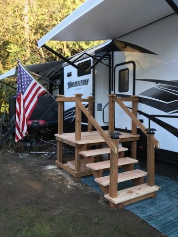 Steps to a fifth wheel entrance